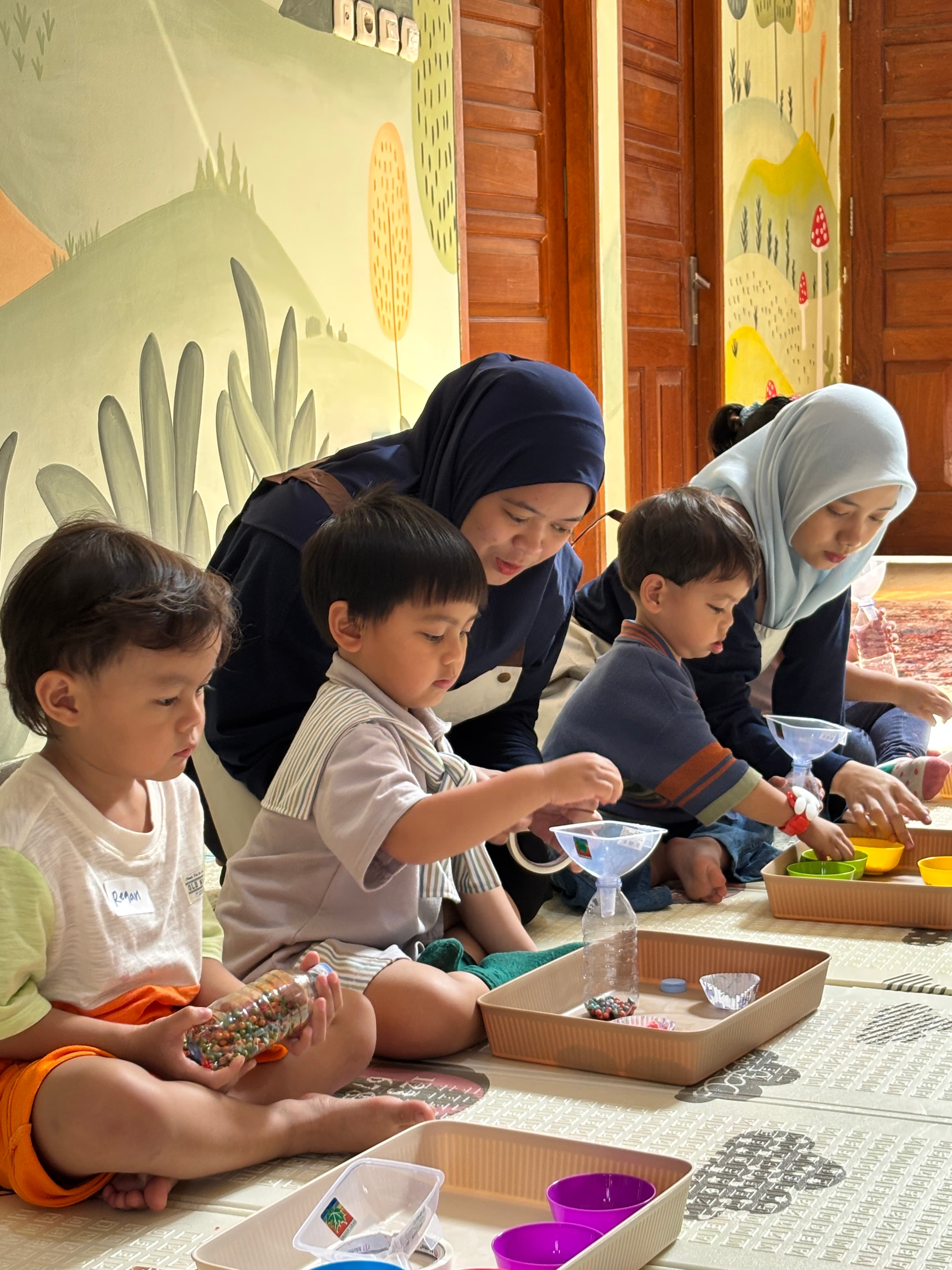Anak belajar dan bereksperimen dengan pendampingan